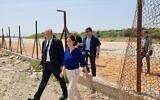 Le contrôleur de l'État, Matanyahu Englman, visite une partie endommagée  de la barrière de sécurité avec la Cisjordanie, près de la ville de Matan, dans le Centre du pays, le 31 mars 2022. (Crédit : Autorisation)
