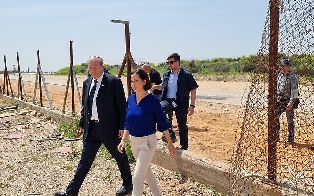 Le contrôleur de l'État, Matanyahu Englman, visite une partie endommagée de la barrière de sécurité avec la Cisjordanie, près de la ville de Matan, dans le Centre du pays, le 31 mars 2022. (Crédit : Autorisation) Le contrôleur de l'État, Matanyahu Englman, visite une partie endommagée de la barrière de sécurité avec la Cisjordanie, près de la ville de Matan, dans le Centre du pays, le 31 mars 2022. (Crédit : Autorisation)