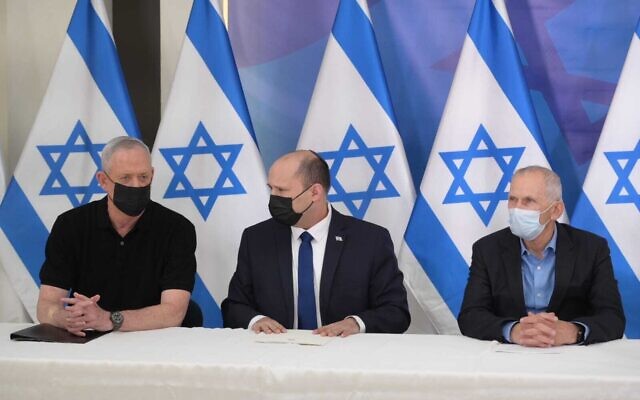 Le ministre de la Défense Benny Gantz à gauche, le Premier ministre Naftali Bennett au centre, et le ministre de la Sécurité publique Omer Barlev au ministère de la Défense à Tel Aviv, le 8 avril 2022. (Crédit: Amos Ben Gershom/GPO) Le ministre de la Défense Benny Gantz à gauche, le Premier ministre Naftali Bennett au centre, et le ministre de la Sécurité publique Omer Barlev au ministère de la Défense à Tel Aviv, le 8 avril 2022. (Crédit: Amos Ben Gershom/GPO)