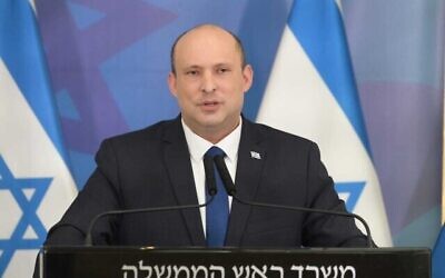 Le Premier ministre Naftali Bennett prend la parole au ministère de la Défense à Tel-Aviv, le 8 avril 2022 (Crédit : Amos Ben Gershom/GPO)