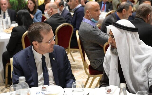 Le président Isaac Herzog, à gauche, discute avec un responsable religieux lors d'un dîner de l'Iftar organisé à sa résidence officielle de Jérusalem, le 13 avril 2022. (Crédit : Bureau du président)) Le président Isaac Herzog, à gauche, discute avec un responsable religieux lors d'un dîner de l'Iftar organisé à sa résidence officielle de Jérusalem, le 13 avril 2022. (Crédit : Bureau du président))