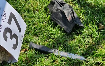 Le couteau utilisé lors d'une attaque au couteau à Haïfa, le 15 avril 2022. (Crédit: Police israélienne)