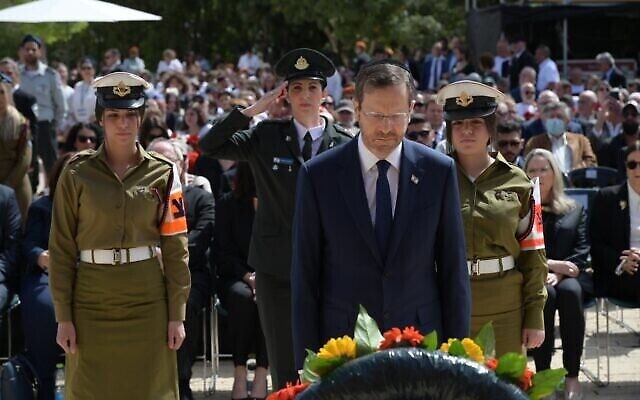 Le président Isaac Herzog lors de la cérémonie de dépôt de gerbes aux martyrs et héros de la Shoah à Yad Vashem, le 28 avril 2022. (Crédit : Amos Ben-Gershom/GPO)
