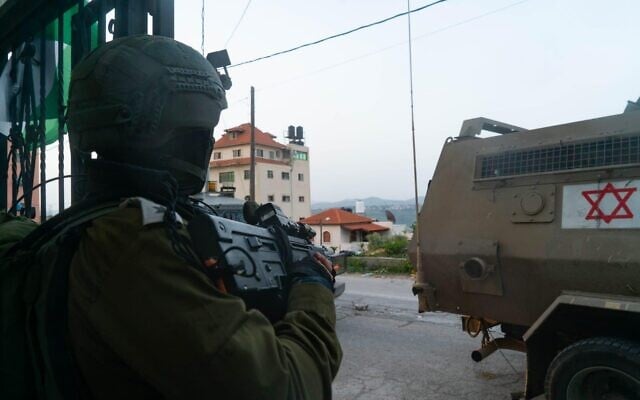 Des soldats israéliens opérant en Cisjordanie, le 2 avril 2022. (Crédit : Armée israélienne)