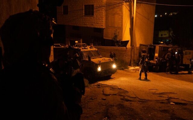 Des soldats de Tsahal sont vus en train d'opérer dans la ville cisjordanienne de Yaabad, le 10 avril 2022. (Crédit: Tsahal)