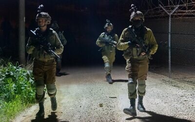 Des soldats de Tsahal opèrent le long de la barrière de Cisjordanie, sur une image publiée par l'armée le 2 avril 2022. (Crédit: Tsahal)