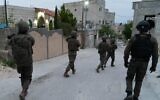 Des soldats de l'armée opèrent en Cisjordanie, le 13 avril 2022. (Crédit : Armée israélienne)