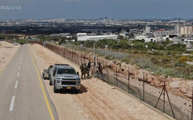 Les forces israéliennes de sécurité réparent les trous dans la barrière de sécurité d'avec la Cisjordanie, le 13 avril 2022. (Crédit : Ministère de la Défense) Les forces israéliennes de sécurité réparent les trous dans la barrière de sécurité d'avec la Cisjordanie, le 13 avril 2022. (Crédit : Ministère de la Défense)