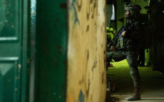 Des soldats de l'armée en opération en Cisjordanie, le 14 avril 2022. (Crédit : Armée israélienne) Des soldats de l'armée en opération en Cisjordanie, le 14 avril 2022. (Crédit : Armée israélienne)