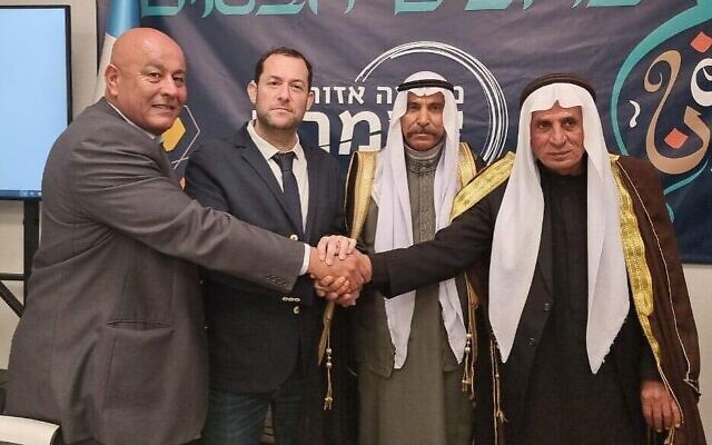 Le président du Conseil régional de Samarie, Yossi Dagan, deuxième à gauche, photographié avec des personnalités palestiniennes locales lors d'un repas d'Iftar, le 5 avril 2022. (Crédit : Facebook de Yossi Dagan/utilisé en vertu de la clause 27a de la loi sur le droit d'auteur) Le président du Conseil régional de Samarie, Yossi Dagan, deuxième à gauche, photographié avec des personnalités palestiniennes locales lors d'un repas d'Iftar, le 5 avril 2022. (Crédit : Facebook de Yossi Dagan/utilisé en vertu de la clause 27a de la loi sur le droit d'auteur)