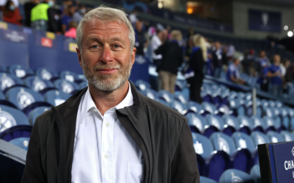 Roman Abramovich, ancien propriétaire de Chelsea, sourit après la victoire de l’équipe lors de la Ligue des Champions de l’UEFA à Porto, Portugal, le 29 mai 2021. (Crédit : Alexander Hassenstein - UEFA/UEFA/Getty Images via la JTA) Roman Abramovich, ancien propriétaire de Chelsea, sourit après la victoire de l’équipe lors de la Ligue des Champions de l’UEFA à Porto, Portugal, le 29 mai 2021. (Crédit : Alexander Hassenstein - UEFA/UEFA/Getty Images via la JTA)