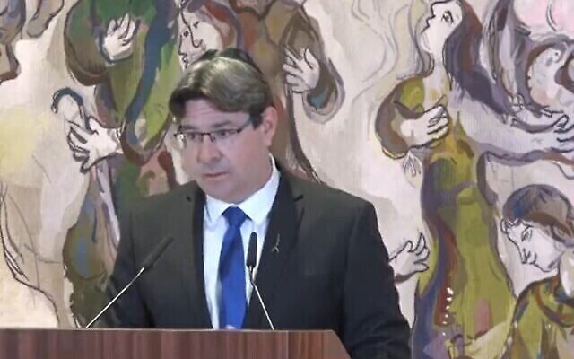 Le député du Likud, Ofir Akunis, lors d’une cérémonie commémorative de la Shoah tenue à la Knesset à Jérusalem, le 28 avril 2022 (Crédit : Capture d’écran)