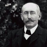 Alfred Dreyfus dans le jardin de Villemarie, à Carpentras, autour de 1899-1900. (Crédit : Collection de la famille Dreyfus)