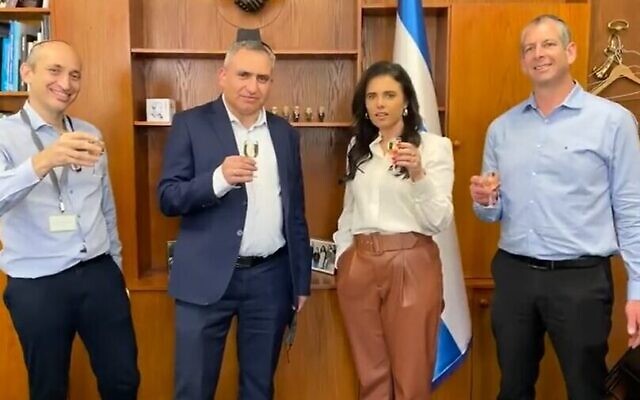 Le ministre du Logement Ze'ev Elkin, au centre à gauche, et la ministre de l'Intérieur Ayelet Shaked, au centre à droite, portent un toast aux projets de nouvelles communautés dans le désert du Néguev en Israël, le 10 avril 2022 (Crédit: Capture d'écran/Twitter) Le ministre du Logement Ze'ev Elkin, au centre à gauche, et la ministre de l'Intérieur Ayelet Shaked, au centre à droite, portent un toast aux projets de nouvelles communautés dans le désert du Néguev en Israël, le 10 avril 2022 (Crédit: Capture d'écran/Twitter)