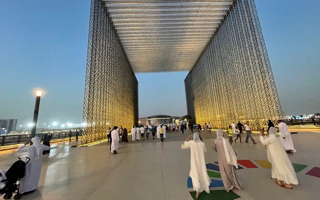 L'entrée spectaculaire de l'Expo 2020 à Dubaï, qui a fermé ses portes le 31 mars 2022. (Crédit : Sue Surkes/Times of Israel) L'entrée spectaculaire de l'Expo 2020 à Dubaï, qui a fermé ses portes le 31 mars 2022. (Crédit : Sue Surkes/Times of Israel)