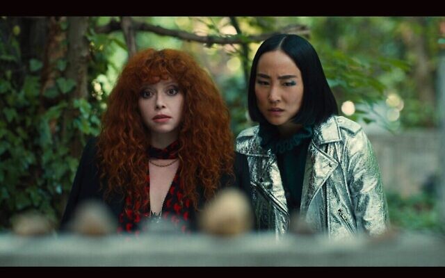 Nadia Vulvokov (Natasha Lyonne) et son amie Maxine (Greta Lee) trouvent la tombe d’un prêtre hongrois qui a sauvé les Juifs pendant la Shoah, dans la Saison 2 de "Russian Doll." (Crédit : Netflix via la JTA)