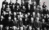Adolf Hitler sur une photo de classe quand il avait 14 ans, en 1904 environ. (Crédit : AP Photo)