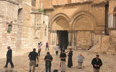 La façade de l'époque des croisés de l'église du Saint-Sépulcre dans la Vieille Ville de Jérusalem, le 11 avril 2022. (Crédit : Amanda Borschel-Dan/Times of Israel)
