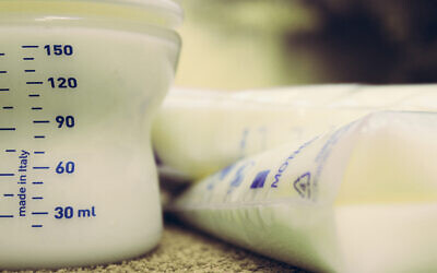 Photo d'illustration : Un biberon rempli de lait maternel et des poches remplies de lait maternel congelé. (Crédit : (NegMarDesign via iStock by Getty Images)