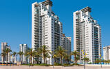 Nouveaux immeubles résidentiels modernes sous un ciel bleu dans la ville d'Ashdod, en Israël, en Juillet 2021. (Crédit: rglinsky via iStock par Getty Images)