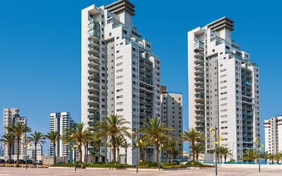 Nouveaux immeubles résidentiels modernes sous un ciel bleu dans la ville d'Ashdod, en Israël, en Juillet 2021. (Crédit: rglinsky via iStock par Getty Images)