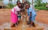 Des enfants d' Afrique bénéficient d’une eau potable salubre grâce à la technologie israélienne apportée par l’intermédiaire d’Innovation Africa. (Crédit : Autorisation)