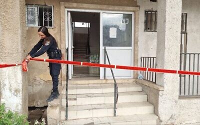 Agents de police sur les lieux d'un meurtre présumé à Lod, le 23 avril 2022. (Crédit: Police israélienne)