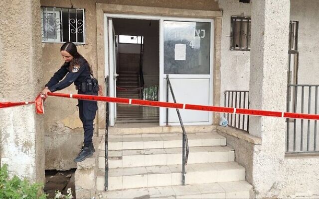 Agents de police sur les lieux d'un meurtre présumé à Lod, le 23 avril 2022. (Crédit: Police israélienne) Agents de police sur les lieux d'un meurtre présumé à Lod, le 23 avril 2022. (Crédit: Police israélienne)