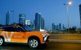 Un taxi autonome équipé de la technologie de conduite de Mobileye avec l'application de covoiturage Moovit dans les rues de Tel Aviv-Jaffa, septembre 2021. (Crédit: Mobileye/Intel)
