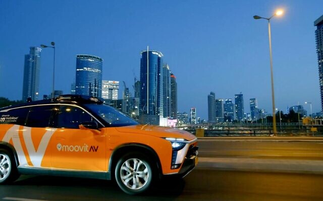 Un taxi autonome équipé de la technologie de conduite de Mobileye avec l'application de covoiturage Moovit dans les rues de Tel Aviv-Jaffa, septembre 2021. (Crédit: Mobileye/Intel) Un taxi autonome équipé de la technologie de conduite de Mobileye avec l'application de covoiturage Moovit dans les rues de Tel Aviv-Jaffa, septembre 2021. (Crédit: Mobileye/Intel)