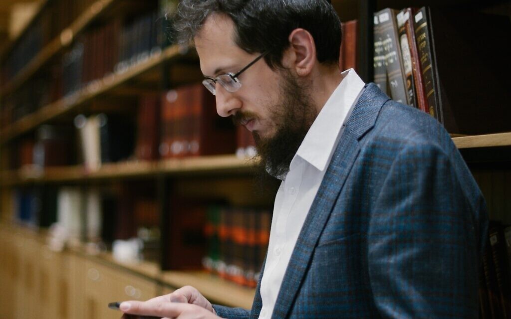 Le Rabbin Motl Gordon lors du lancement du cours Lamed pour les enseignants de la Torah (Crédit: Mikhail Fedoseyev)