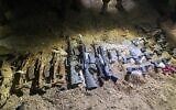 Des armes saisies par les forces de l'ordre israéliennes, lors d’une tentative de contrebande d’armes le long de la frontière avec la Jordanie, le 6 avril 2022. (Crédit : Armée israélienne)