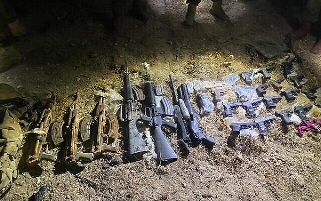 Des armes saisies par les forces de l'ordre israéliennes, lors d’une tentative de contrebande d’armes le long de la frontière avec la Jordanie, le 6 avril 2022. (Crédit : Armée israélienne)
