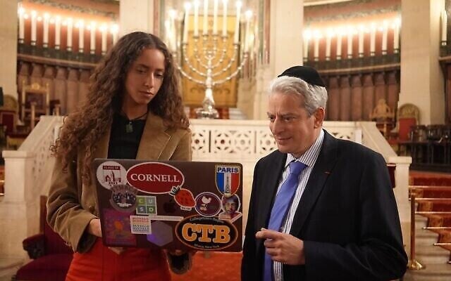 Lior Cole montre son projet d’intelligence artificielle Robo Rabbi au Rabbin Moché Lewin à la Grande Synagogue de Paris. (Crédit : Avec l’aimable autorisation de la BBC)