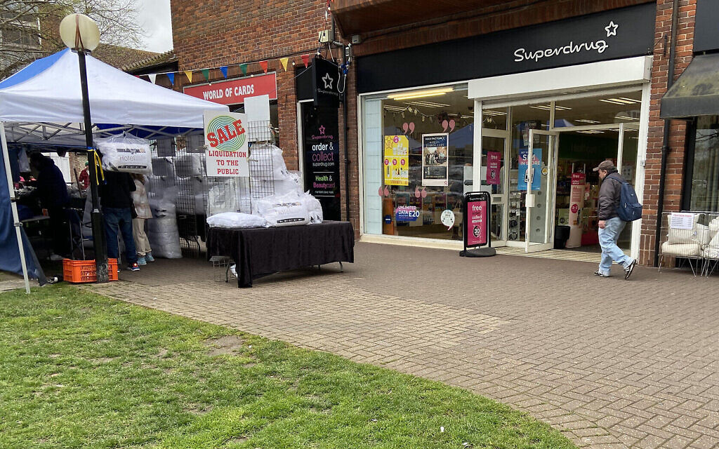 Les pavés à teinte plus claire sur le marché de Salisbury, en Angleterre, là où Sergei Skripal et sa fille, Yulia, avaient été retrouvés emprisonnés, le 4 mars 2018. (Crédit : DH / Times of Israel) Les pavés à teinte plus claire sur le marché de Salisbury, en Angleterre, là où Sergei Skripal et sa fille, Yulia, avaient été retrouvés emprisonnés, le 4 mars 2018. (Crédit : DH / Times of Israel)