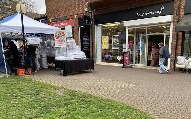 Les pavés à teinte plus claire sur le marché de Salisbury, en Angleterre, là où  Sergei Skripal et sa fille, Yulia, avaient été retrouvés emprisonnés, le 4 mars 2018. (Crédit :  DH / Times of Israel)