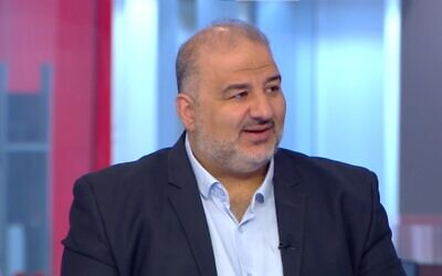 Le leader du parti Raam, Mansour Abbas, s'exprime devant les caméras de la Douzième chaîne, le 16 avril 2022. (Crédit : Capture d'écran)
