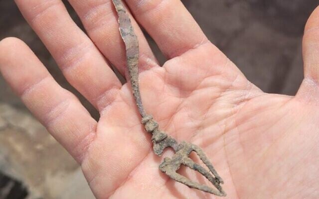 Une ancienne rare fourchette en bronze retrouvée au parc national de Korazim, qui serait de la période talmudique. ( (Crédit : Ahia Cohen-Tavor/Autorité de la nature et des parcs) Une ancienne rare fourchette en bronze retrouvée au parc national de Korazim, qui serait de la période talmudique. ( (Crédit : Ahia Cohen-Tavor/Autorité de la nature et des parcs)