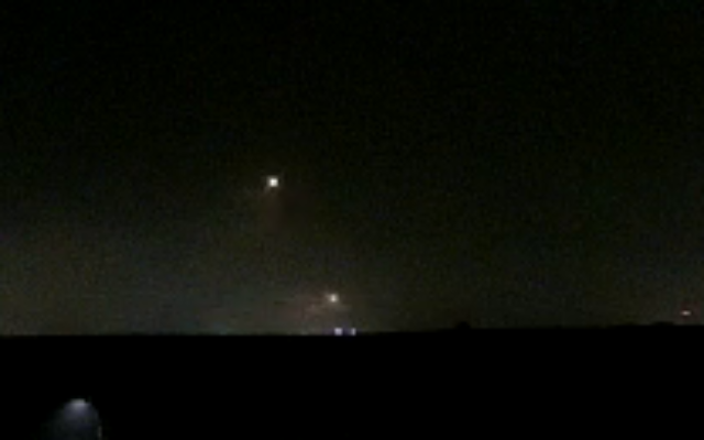 Photo d'illustration : Deux roquettes tirées depuis Gaza, le 22 avril 2022. (Capture d'écran : Twitter) Photo d'illustration : Deux roquettes tirées depuis Gaza, le 22 avril 2022. (Capture d'écran : Twitter)