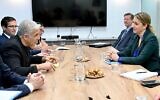 Le ministre des Affaires étrangères Yair Lapid rencontre une délégation du département d'État américain à Tel Aviv, le 21 avril 2022. (Crédit: David Azgori/Ambassade des États-Unis en Israël)