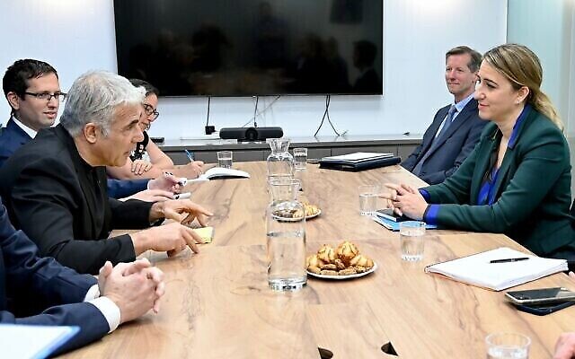 Le ministre des Affaires étrangères Yair Lapid rencontre une délégation du département d'État américain à Tel Aviv, le 21 avril 2022. (Crédit: David Azgori/Ambassade des États-Unis en Israël) Le ministre des Affaires étrangères Yair Lapid rencontre une délégation du département d'État américain à Tel Aviv, le 21 avril 2022. (Crédit: David Azgori/Ambassade des États-Unis en Israël)
