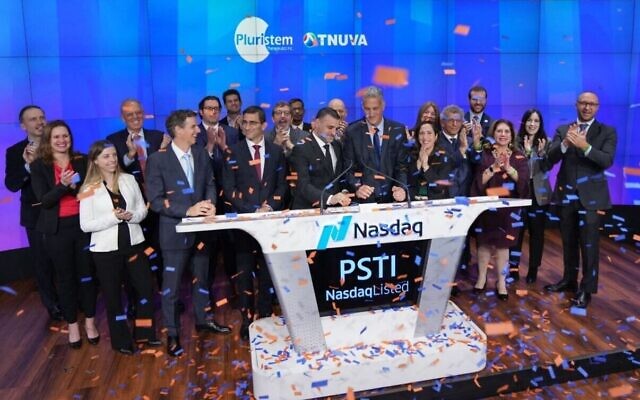Pluristem et Tnuva ont célébré leur partenariat au NASDAQ à New York, le 28 mars 2022. (Crédit : Avec l'aimable autorisation de Nasdaq, Inc.) Pluristem et Tnuva ont célébré leur partenariat au NASDAQ à New York, le 28 mars 2022. (Crédit : Avec l'aimable autorisation de Nasdaq, Inc.)