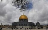 Les fidèles musulmans palestiniens devant le Dôme du rocher, situé dans le complexe al-Aqsa du mont du Temple, dans la Vieille Ville de Jérusalem, le 1er mars 2019. (Crédit : Ahmad Gharabli/AFP)