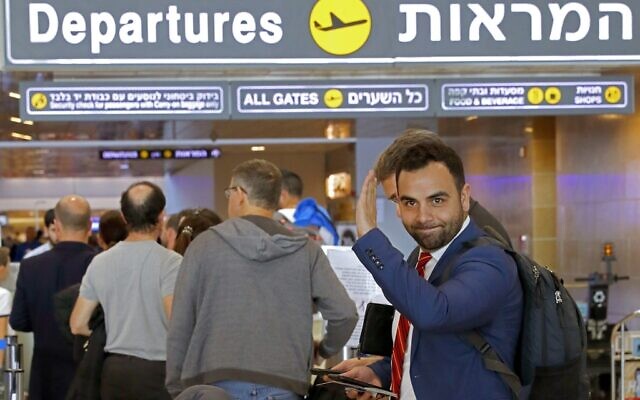 Omar Shakir, citoyen américain et directeur du bureau Israël-Palestine au sein de Human Rights Watch, à l'entrée du hall des départs de l'aéroport Ben Gurion après son expulsion d'Israël, le 25 novembre 2019. (Crédit :JACK GUEZ / AFP) Omar Shakir, citoyen américain et directeur du bureau Israël-Palestine au sein de Human Rights Watch, à l'entrée du hall des départs de l'aéroport Ben Gurion après son expulsion d'Israël, le 25 novembre 2019. (Crédit :JACK GUEZ / AFP)