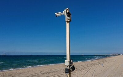 Des caméras surveillent la plage de la ville côtière méditerranéenne d'Ashdod, le 14 février 2022. (Crédit : MENAHEM KAHANA / AFP)