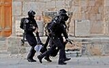 La police israélienne emmène Walid a-Sharif, un manifestant palestinien grièvement blessé lors des affrontements, du Mont du Temple de Jérusalem, le 22 avril 2022, d'où il a été transporté à l'hôpital Hadassah. (Crédit : Ahmad GHARABLI / AFP)