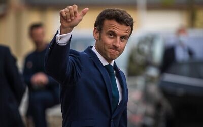 Le président français Emmanuel Macron quitte l'hôpital d'instruction des armées Percy après avoir rendu visite à des soldats blessés lors d'opérations extérieures et à des soignants, à Clamart, près de Paris, en France, le 28 avril 2022. (Crédit : Christophe Petit Tesson/Pool/AFP)