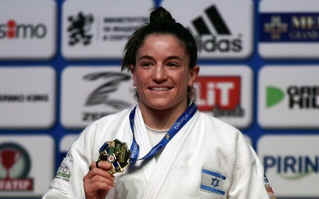 L'Israélienne Timna Nelson-Levy célèbre après avoir remporté la médaille d'or chez les femmes de moins de 57 kg lors des Championnats européens de judo 2022 à l'Armeets Arena de Sofia, le 29 avril 2022. (Crédit: Photo de Nikolay DOYCHINOV / AFP) L'Israélienne Timna Nelson-Levy célèbre après avoir remporté la médaille d'or chez les femmes de moins de 57 kg lors des Championnats européens de judo 2022 à l'Armeets Arena de Sofia, le 29 avril 2022. (Crédit: Photo de Nikolay DOYCHINOV / AFP)