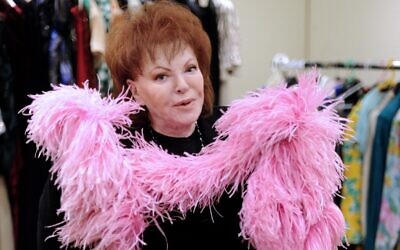 (FILES) Régine , célébrité du monde de la nuit, chanteuse, actrice et femme d'affaires pose avec son célèbre "boa" à la galerie Tajan de Paris. (Crédit : Eric Feferberg / AFP)