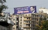 Une bannière portant la photo de l'ancien premier ministre libanais Saad Hariri et un slogan en arabe qui dit "engagé dans la décision du premier ministre Saad Hariri de boycotter les élections", est suspendue dans une rue du quartier Tariq al-Jdideh de la capitale Beyrouth, le 27 avril 2022. (Crédit : ANWAR AMRO / AFP)